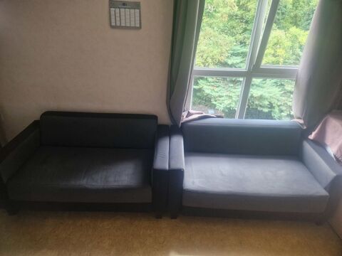2 canapés 2 places gris/noir ? 35 € l'unité ? 70 € les deux 70 Villeneuve-d'Ascq (59)