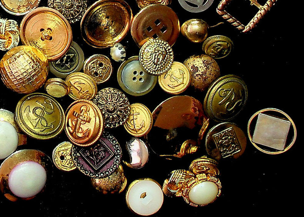 LOT DE 125 BOUTONS DORES ou proche de ce style, Vintage &agrave; un 