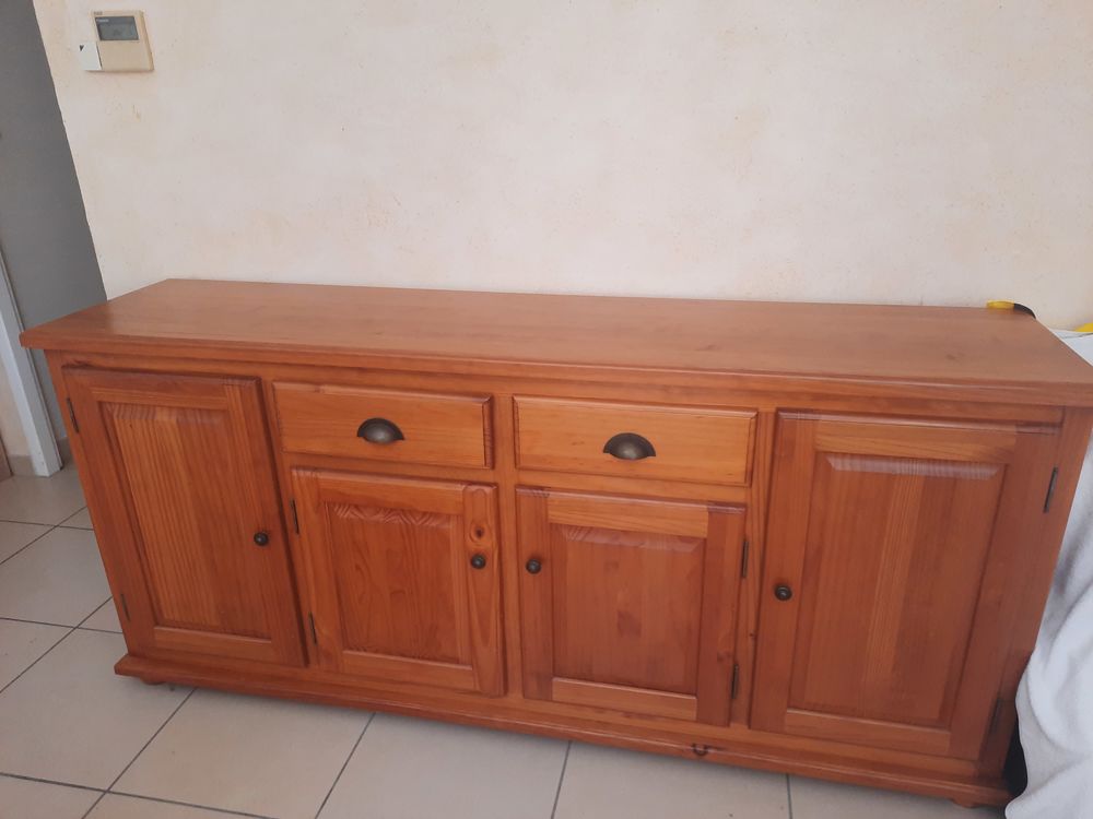 Tables &agrave; manger, chaises et bahut Meubles
