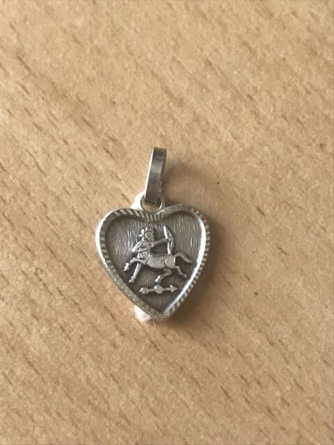 Mdaille pendentif Sagittaire plaqu argent c?ur 1.2 cm
Sign 12 Saint-Prix (95)