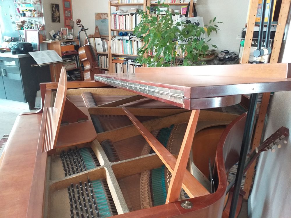 petit piano crapaud (1 m50/ 1 m 50) annee 1950 Instruments de musique