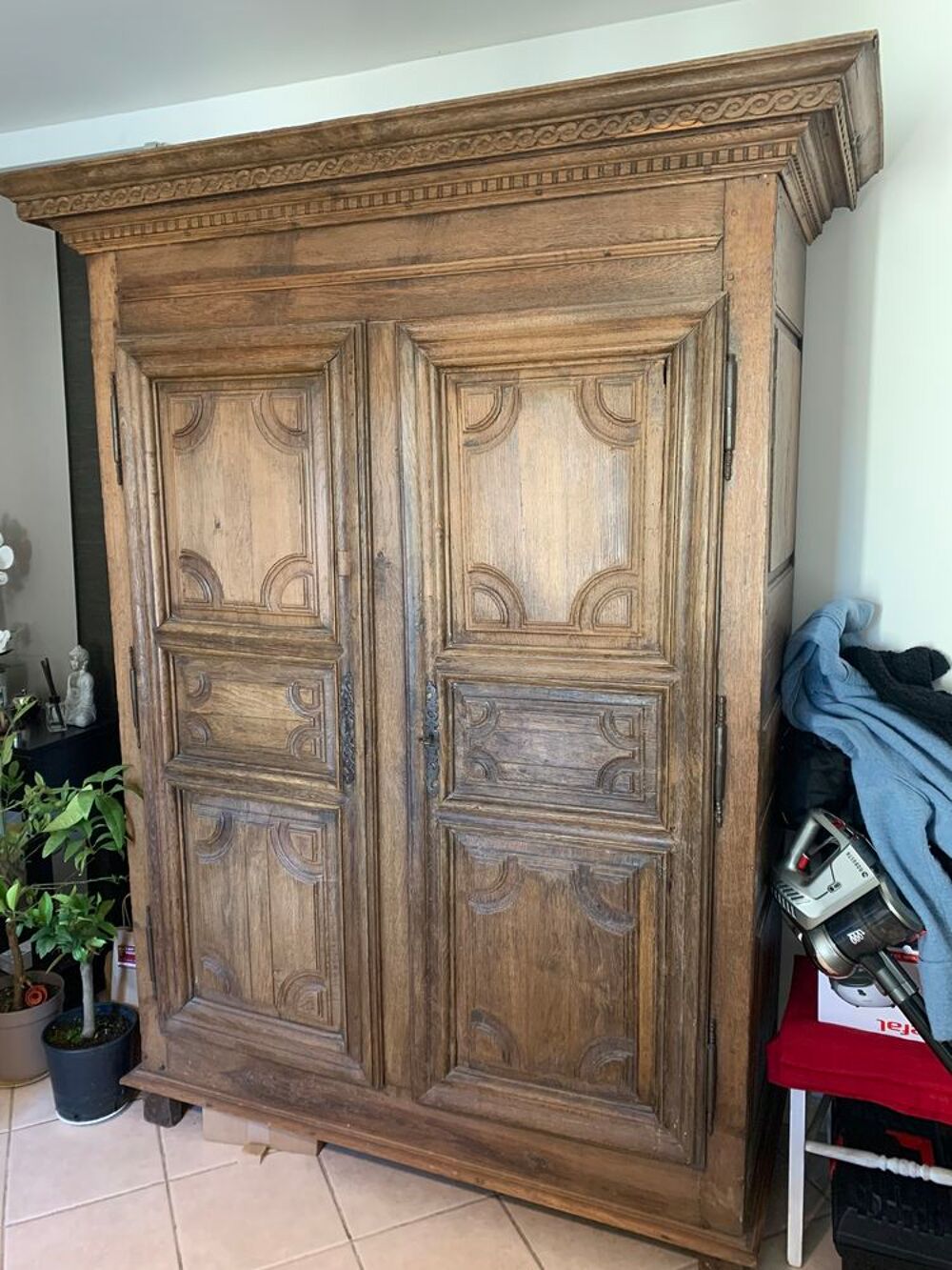 Armoire ancienne XIV &egrave;me chevill&eacute;e &agrave; la main et am&eacute;nag&eacute;e. Meubles