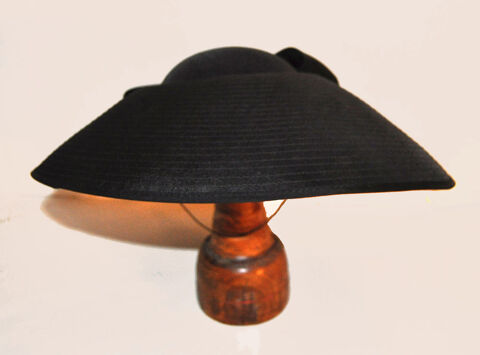 Chapeau femme haute couture noir, dôme style 1930/19400 marq Orléans (45)
