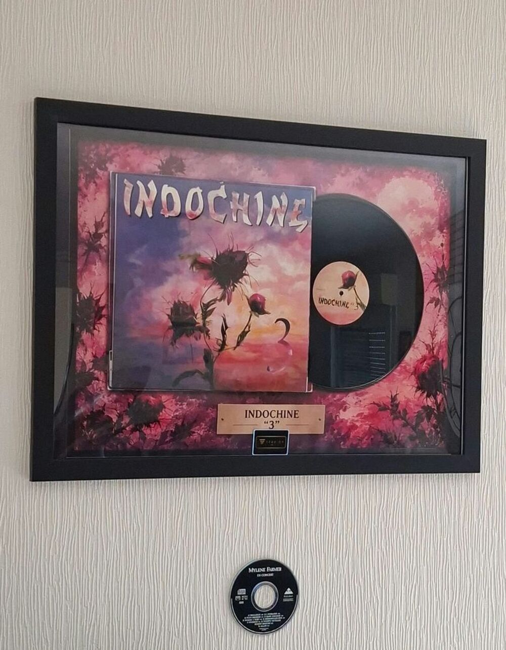 Superbe cadre d&eacute;coratif d&eacute;di&eacute; au groupe Indochine ? 50 &times; 70 Décoration