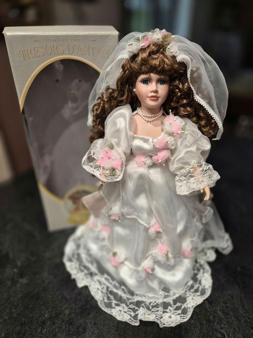 Poup&eacute;e en porcelaine - Collection Tr&eacute;sor d'antan 
