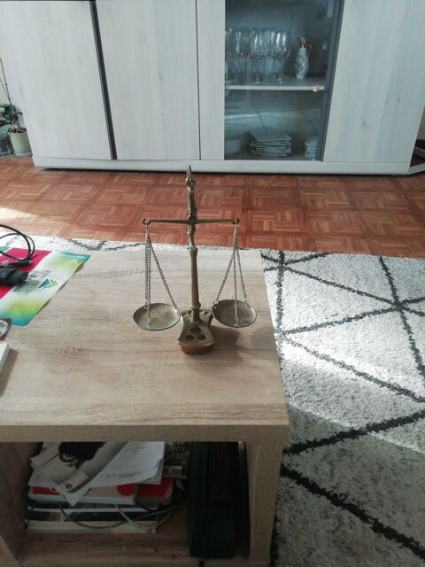 Petite balance ancienne en laiton avec les poids Annecy (74)