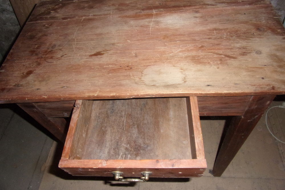 PETITE TABLE D'APPOINT Meubles