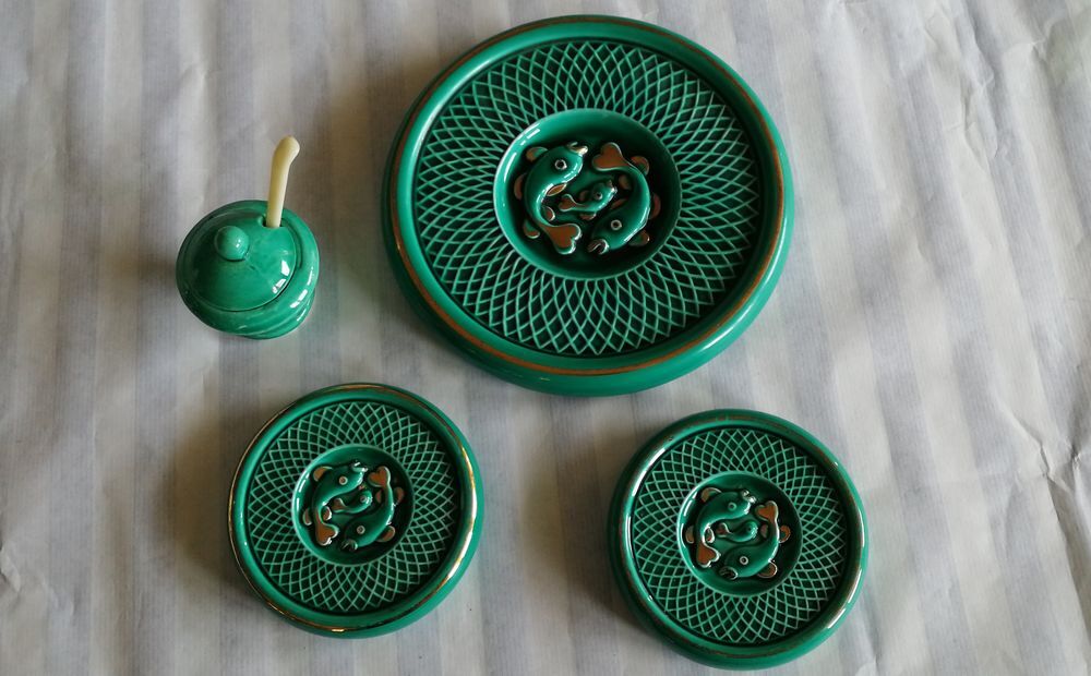 1 dessous de plat, 2 dessous de bouteille, 1 pot &agrave; moutard Décoration
