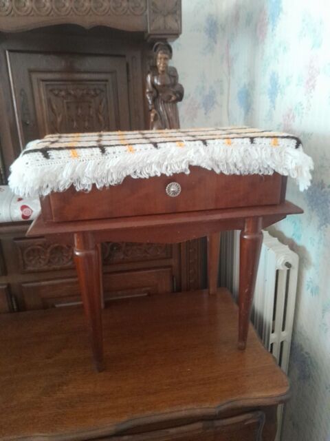 Av belle petite table de chevet region granville  10 Saint-Jean-des-Champs (50)