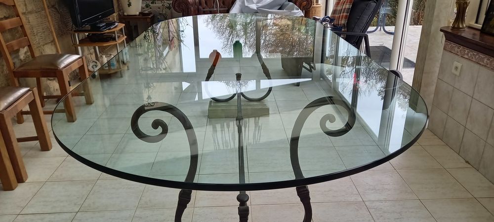 Table &agrave; manger en verre mod&egrave;le unique Meubles