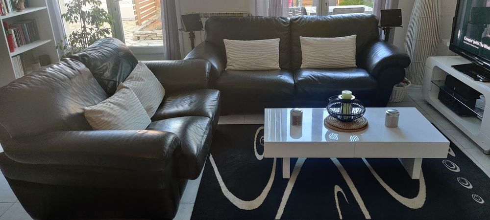 deux canap&eacute;s en cuir Meubles