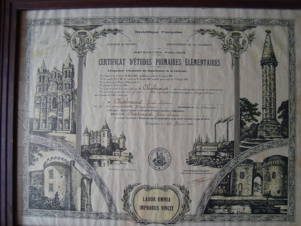 Cadre en bois avec Dipl&ocirc;me certificat d &eacute;tude primaire .

