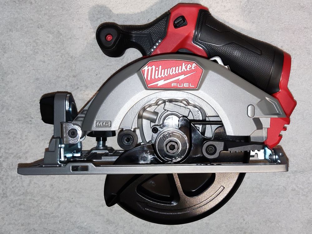 Scie Circulaire Milwaukee M12 FCS442-0 - Malette - NEUVE Bricolage