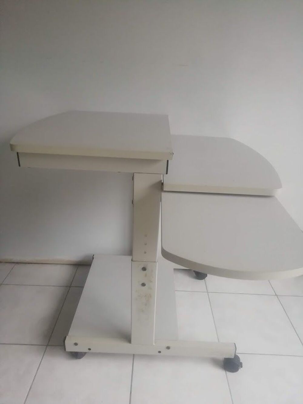 table &agrave; roulettes pour utilisation informatique Meubles