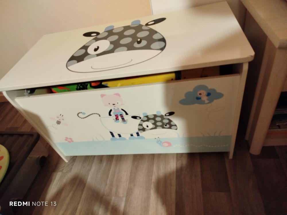 Coffre &agrave; jouet avec porte-manteau et petite table et chaise Mobilier enfants