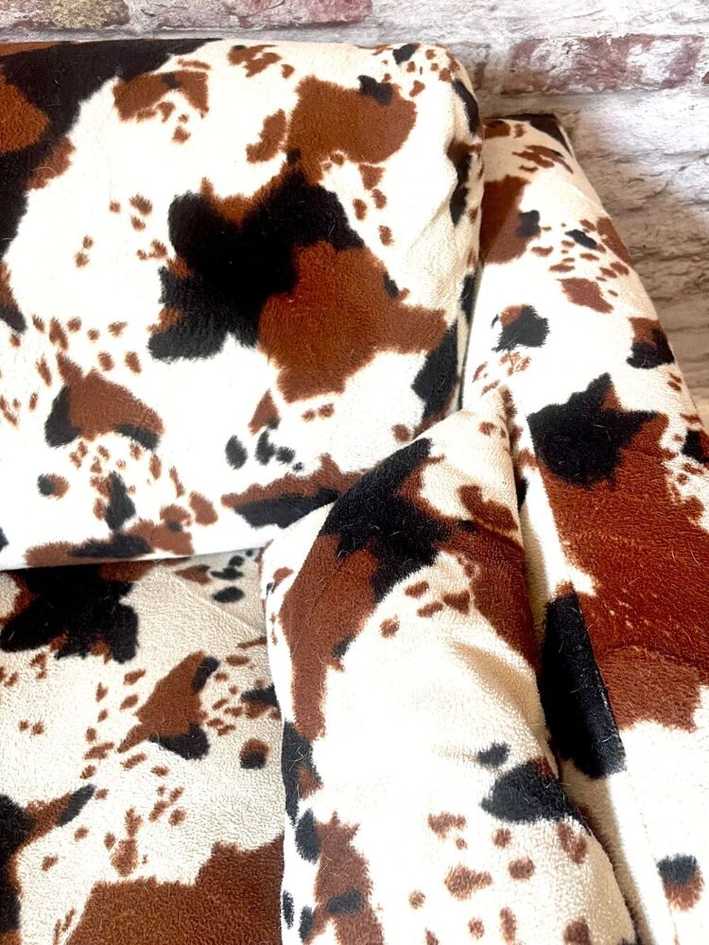Fauteuil r&eacute;tro vintage en tissu motif vache Meubles