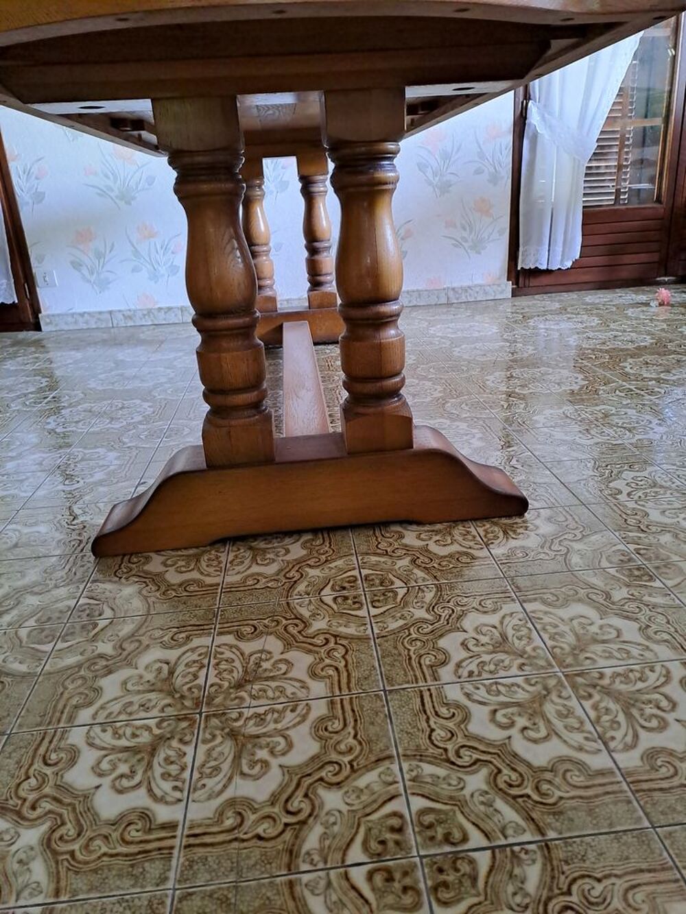 TABLE monast&egrave;re et 6 CHAISES Meubles