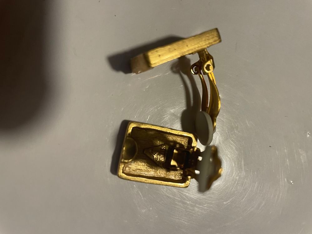 BO Clip dor&eacute; petit rectangle cisel&eacute; ANTIGONA Bijoux et montres