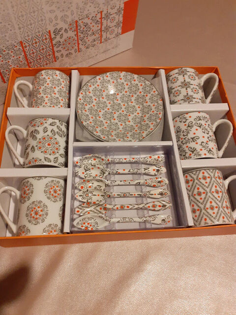 Service  caf dcor en porcelaine.  20 Aubagne (13)