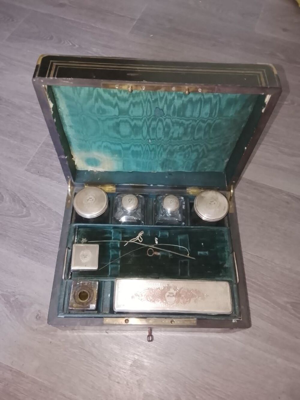 N&eacute;cessaire de toilette dans son coffret Epoque Napol&eacute;on III 
