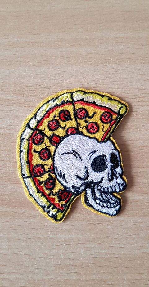 ecusson brod� 
punk t�te de mort cr�te pizza 
8x6 cm 
4 Carnon Plage (34)