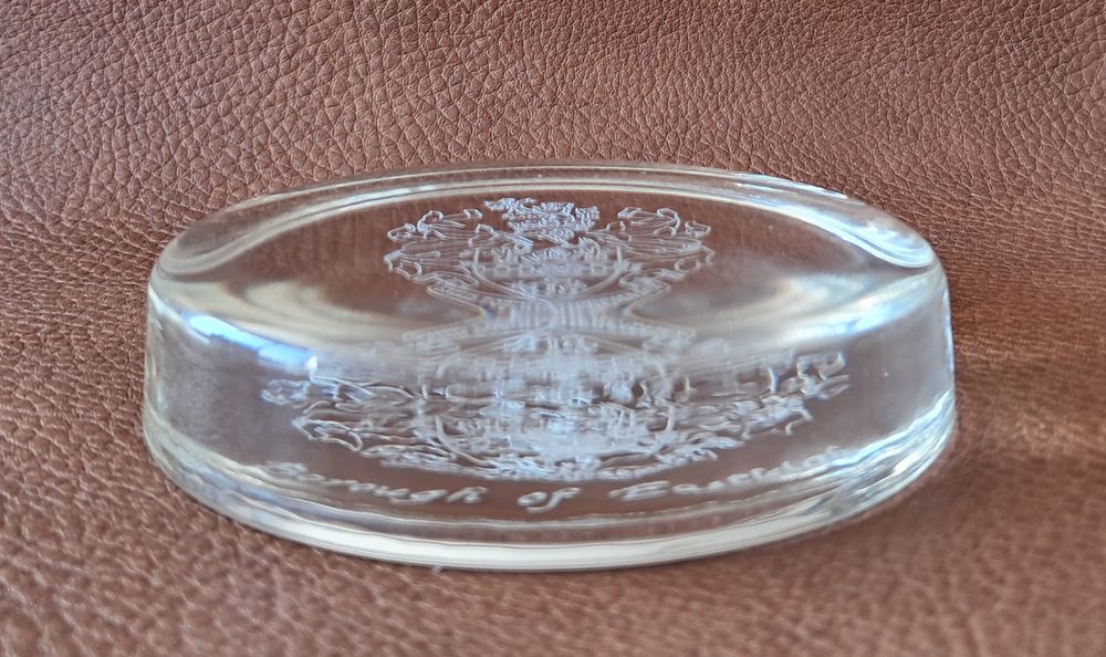 presse papier en verre borough of eastleigh avec armoiries 
