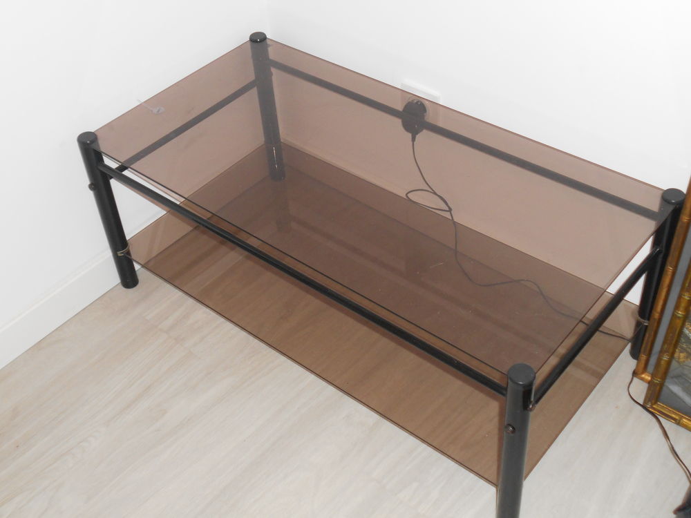 table basse en verre fume rectangulaire. Meubles