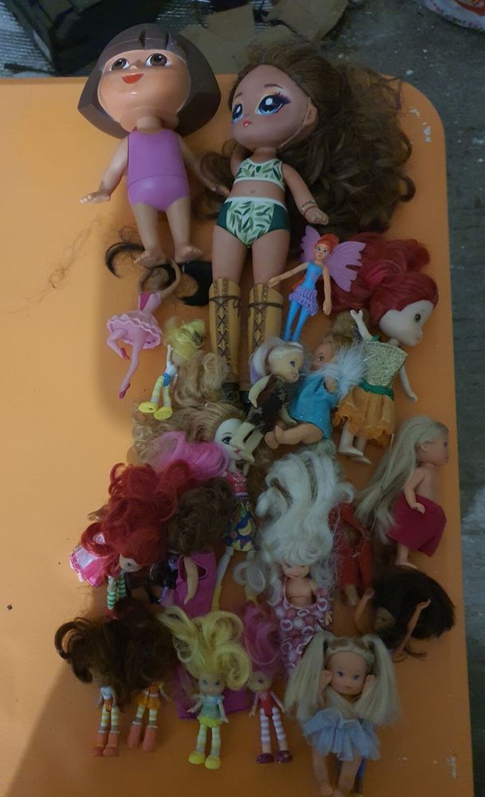 Lot poup&eacute;es et accessoires Jeux / jouets