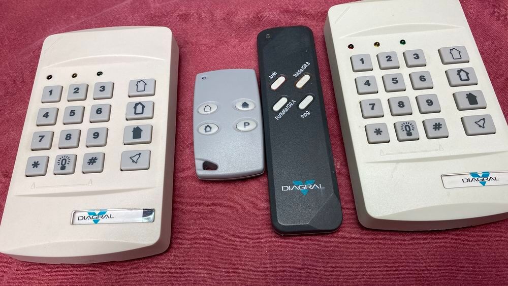 t&eacute;l&eacute;commandes et claviers alarmes diagral de 2010 Bricolage