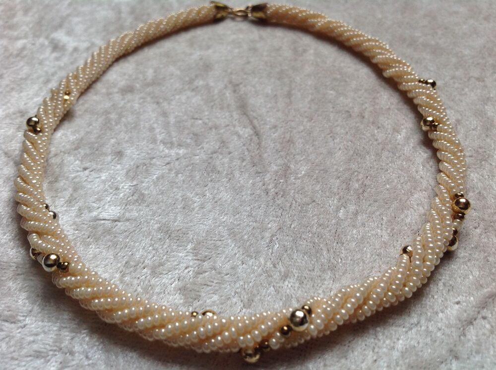 COLLIER TORSAD&Eacute; PERLES BLANCHES &amp; M&Eacute;TAL DOR&Eacute; Envoi Possible
Bijoux et montres