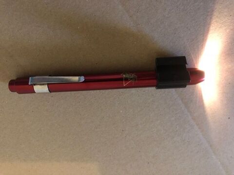 LAMPE STYLO DE POCHE COMME NEUVE  10€
LAMPE EXAMEN MEDICAL 
10 Saint-Lumine-de-Coutais (44)