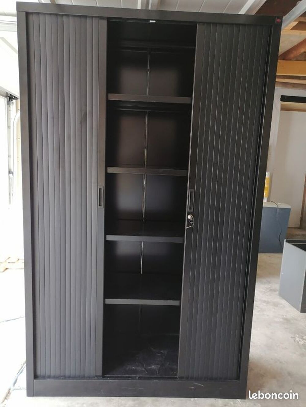 Armoire m&eacute;tallique noire qualit&eacute; professionnelle en tr&egrave;s bon Meubles