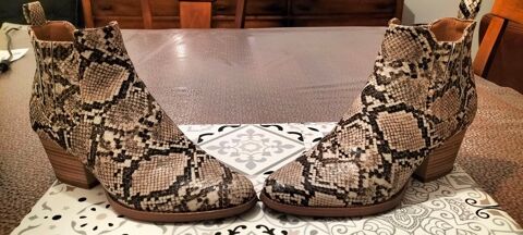 BOOTS STYLE PYTHON
TBE
TAILLE 37
14 EUROS 18 Sainte-Catherine (62)