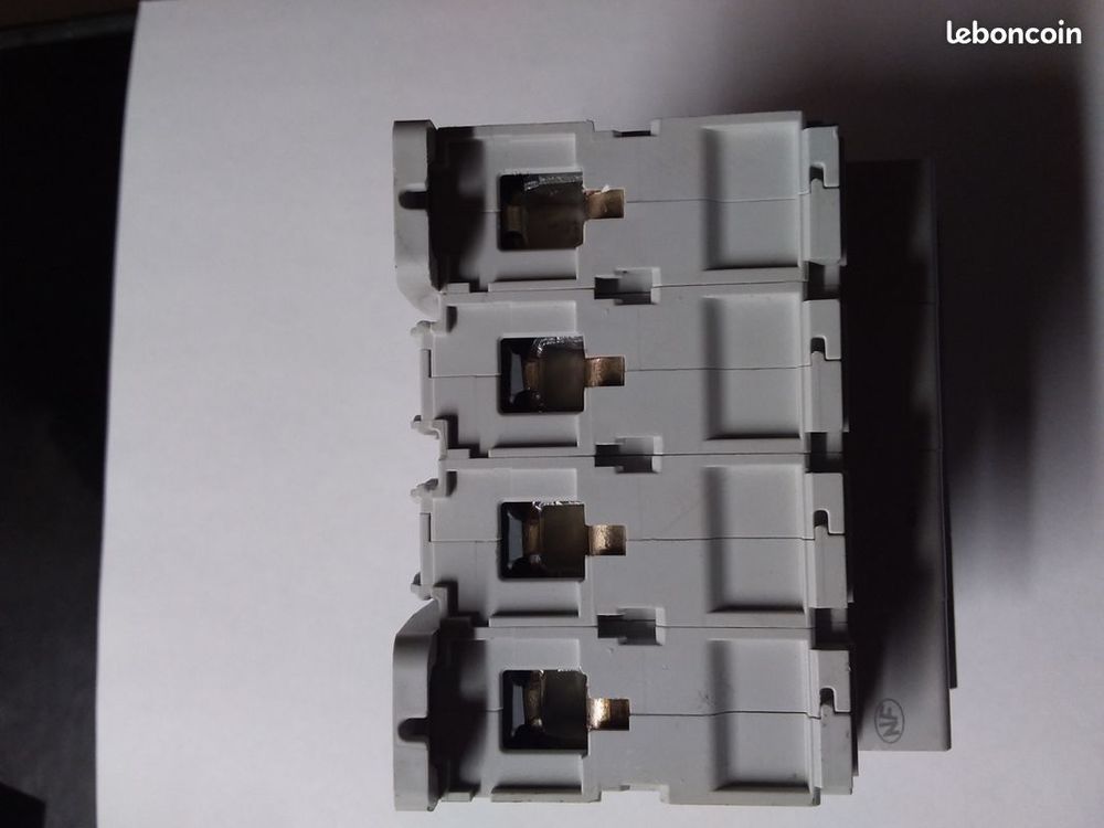 Hager - Disjoncteur 4P 6-10kA courbe C - 32A R&eacute;f : NFN432 Bricolage
