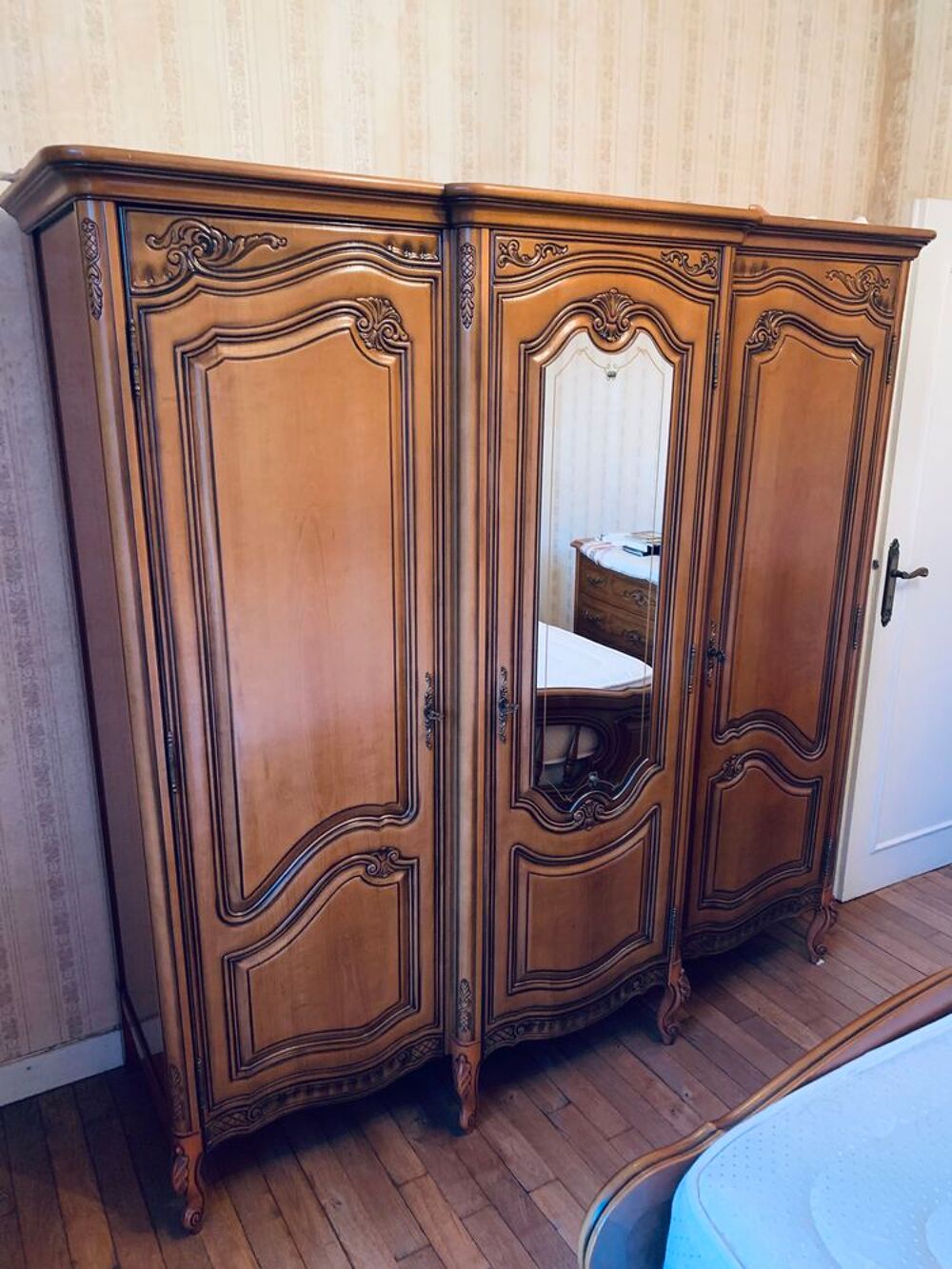 Armoire Style Louis XV merisier 3 placards. Avec miroir. Meubles