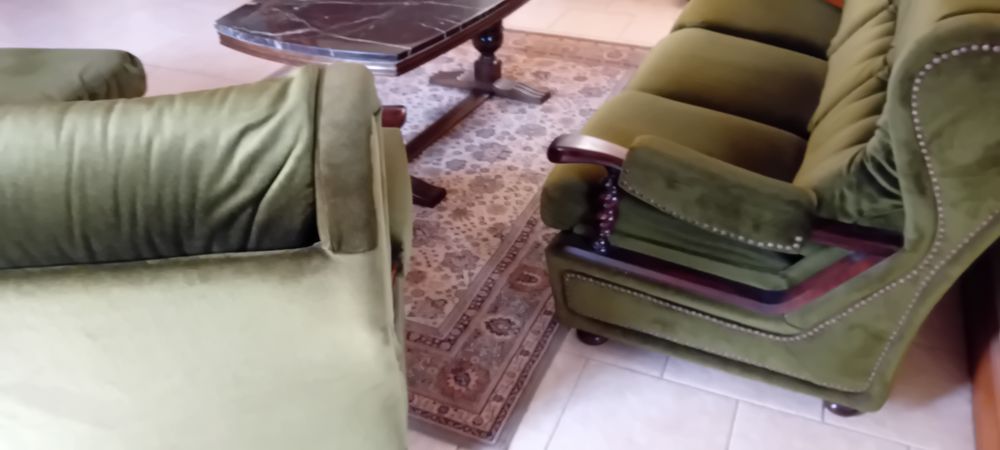 Salon trois pi&egrave;ces en velour , plus table basse Meubles
