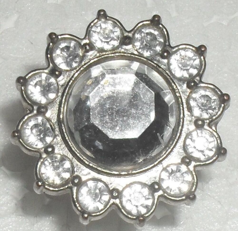 Bague Vintage avec brillants. Bijoux et montres