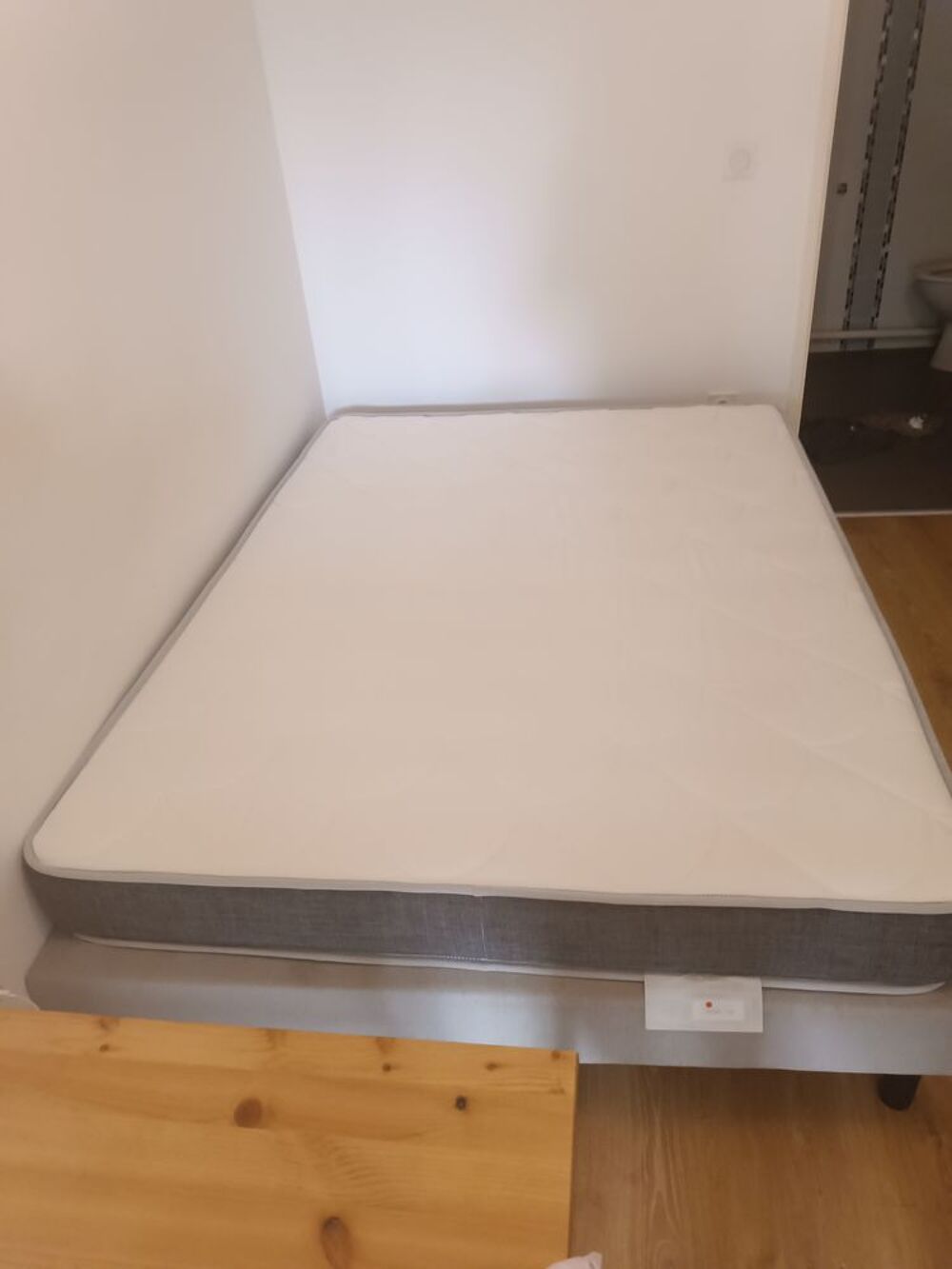 Matelas et sommier 140/190 marque Dreamtech Meubles
