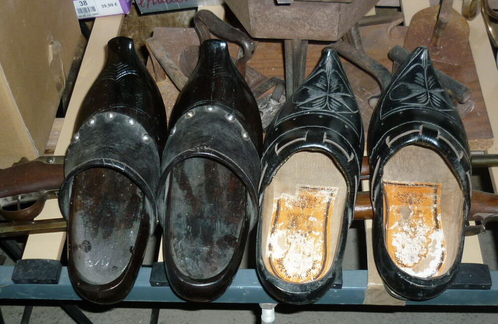 2 paires de sabots en bois. Chaussures