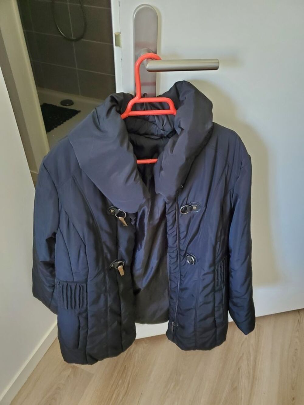 de diff&eacute;rentes vestes.
50&amp;euro; / 18&amp;euro;/15&amp;euro; V�tements