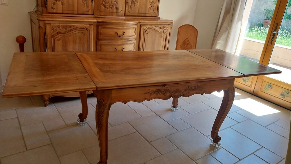Superbe bahut proven&ccedil;al en noyer massif avec table assortie Meubles