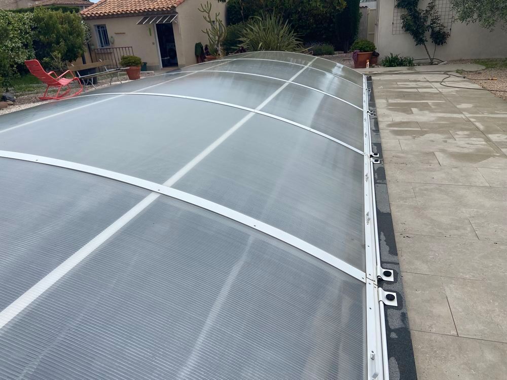 Abris piscine b&acirc;che solaire enrouleur inox Jardin