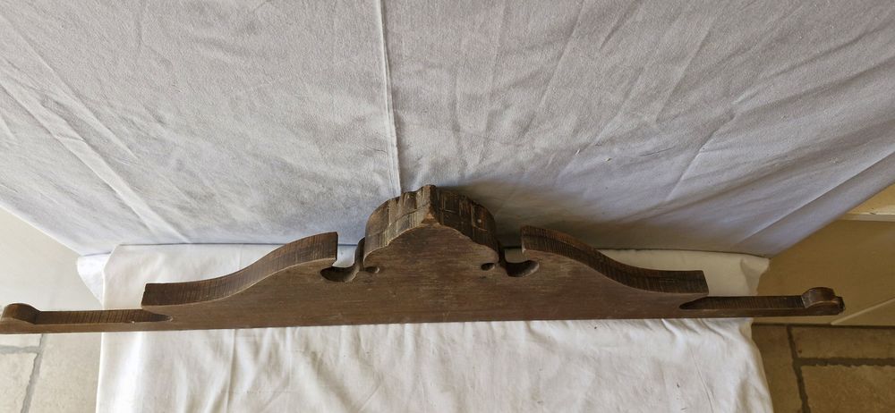 Ancien fronton sculpt&eacute; en bois ch&egrave;ne
Longueur 95cm
Décoration