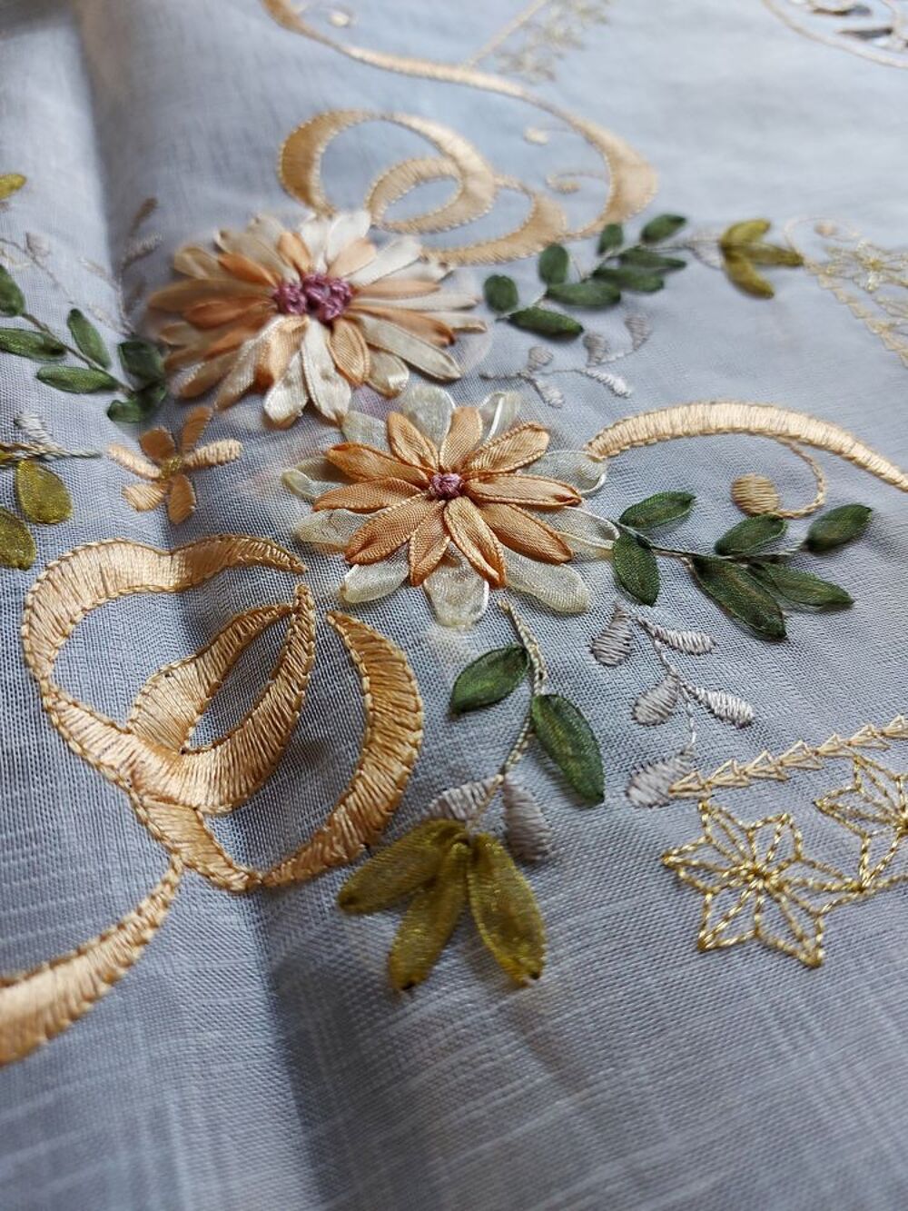 Nappe brod&eacute;e, napperons et couvre bo&icirc;te kleenex Décoration