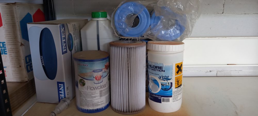 piscine + quelques accessoires Jeux / jouets