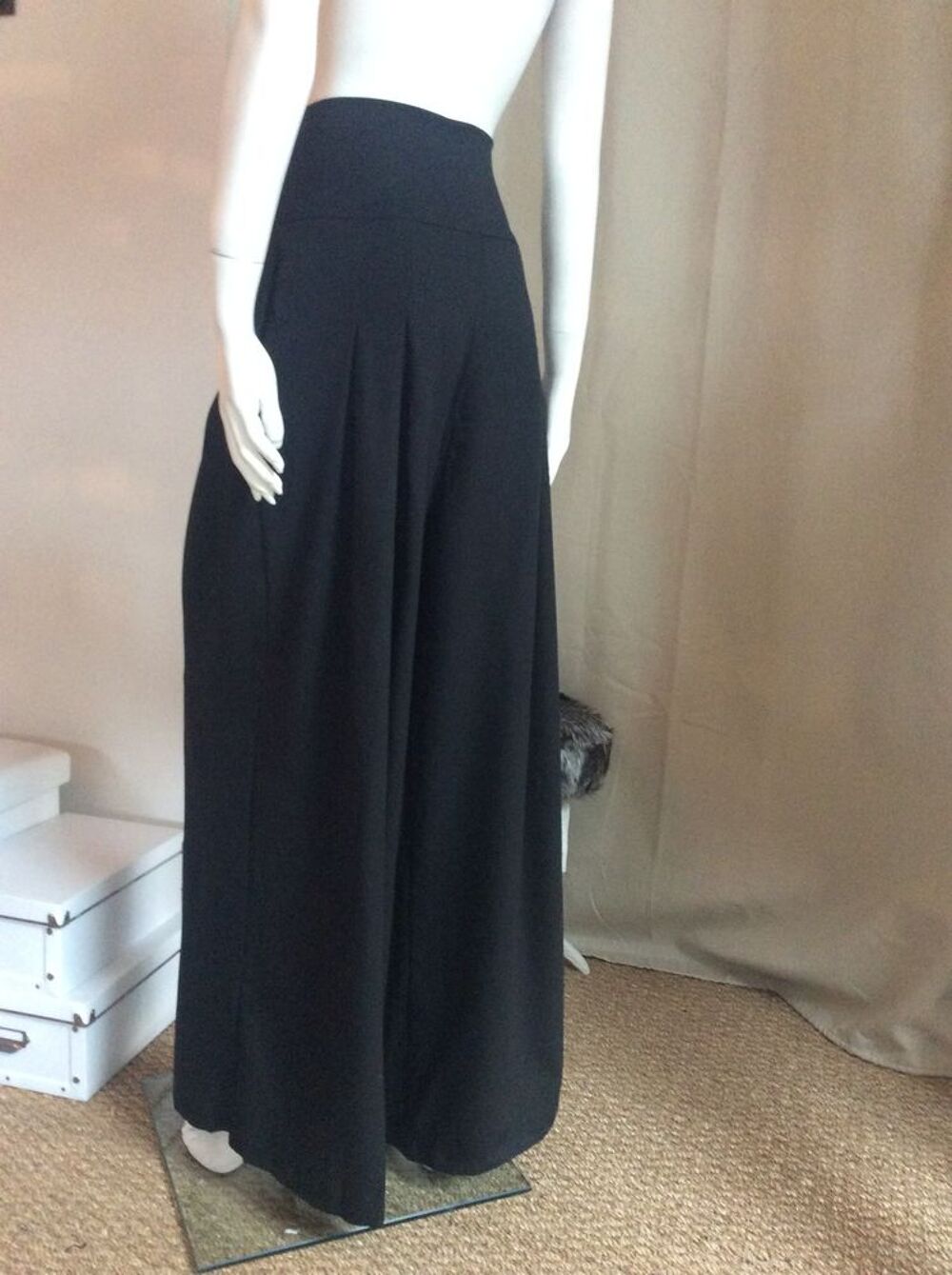 pantalon Palazzo noir, taille haute ceintur&eacute;e, jambes larges Vêtements