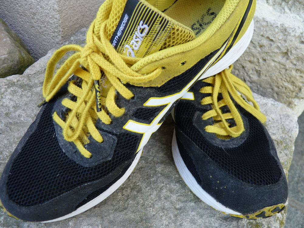 Baskets gar&ccedil;on 40 chaussures sport noir jaune TBE Chaussures