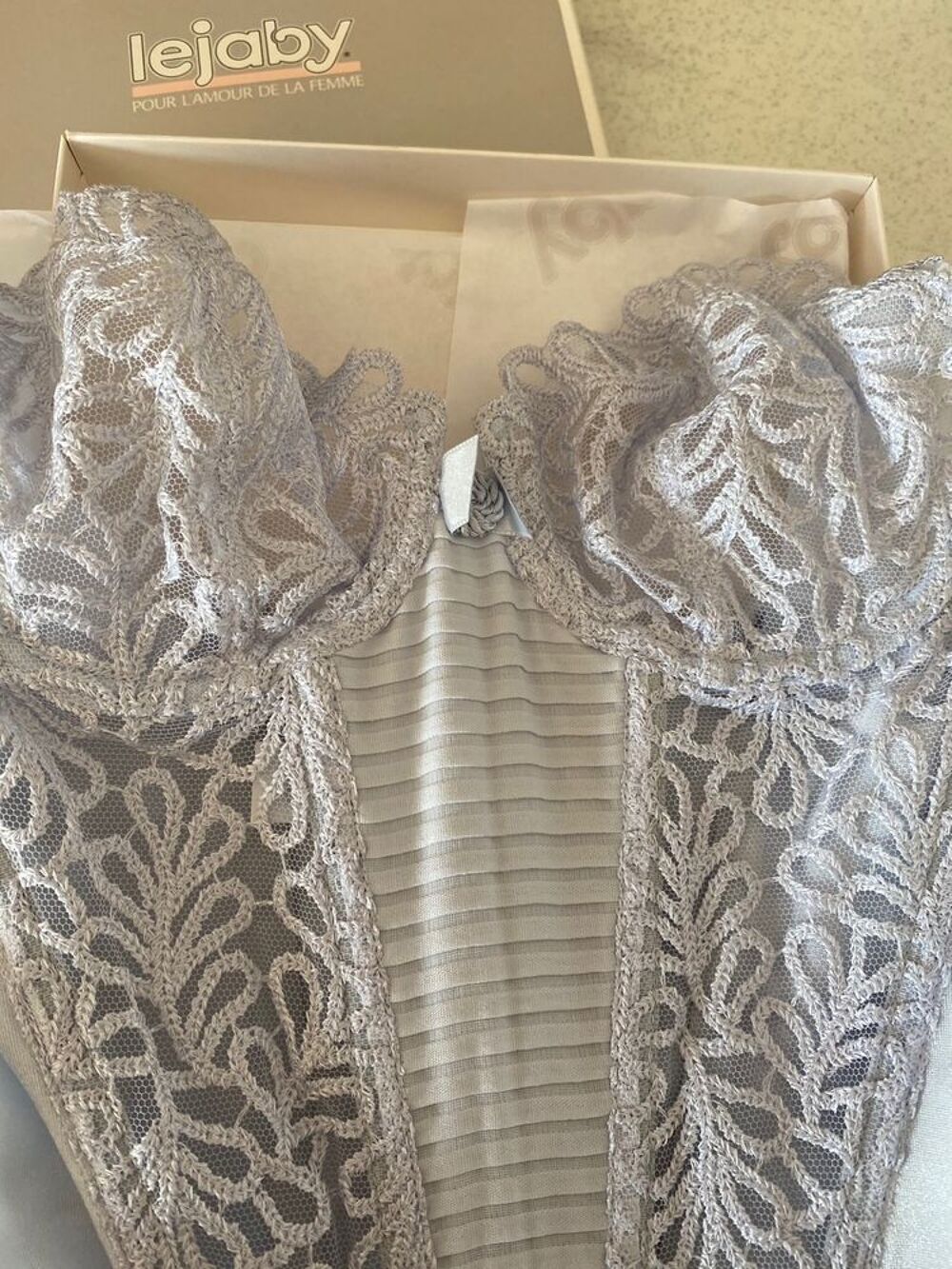 GUEPIERE EN DENTELLE MARQUE LEJABY PERLE TAILLE 85 B Vêtements