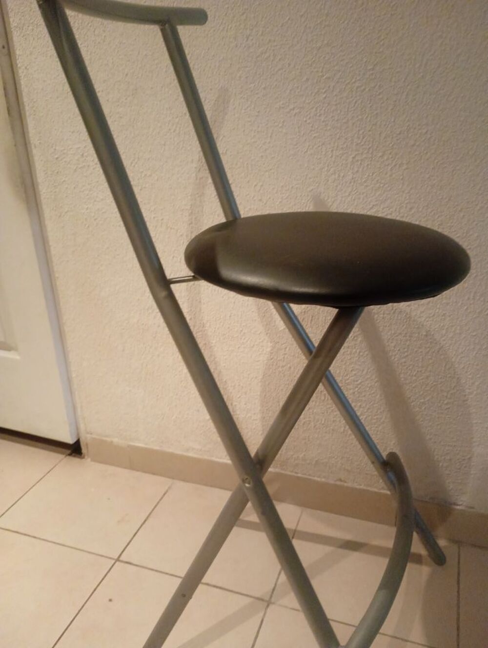 Chaise tabouret de bar en tr&egrave;s bon &eacute;tat &agrave; B&eacute;ziers Chaussures enfants