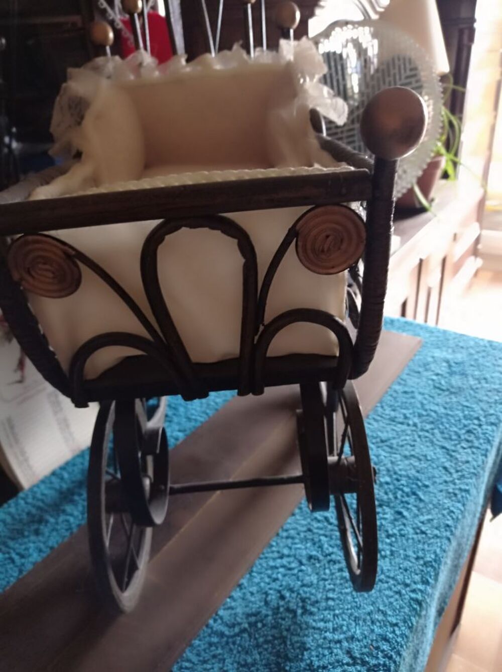 Poussette d&eacute;corative vintage en bois avec capote en dentelle 